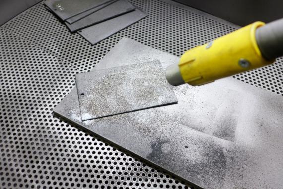 Druckluftstrahlen mit Strahlmittel-Additiv-Mischung
